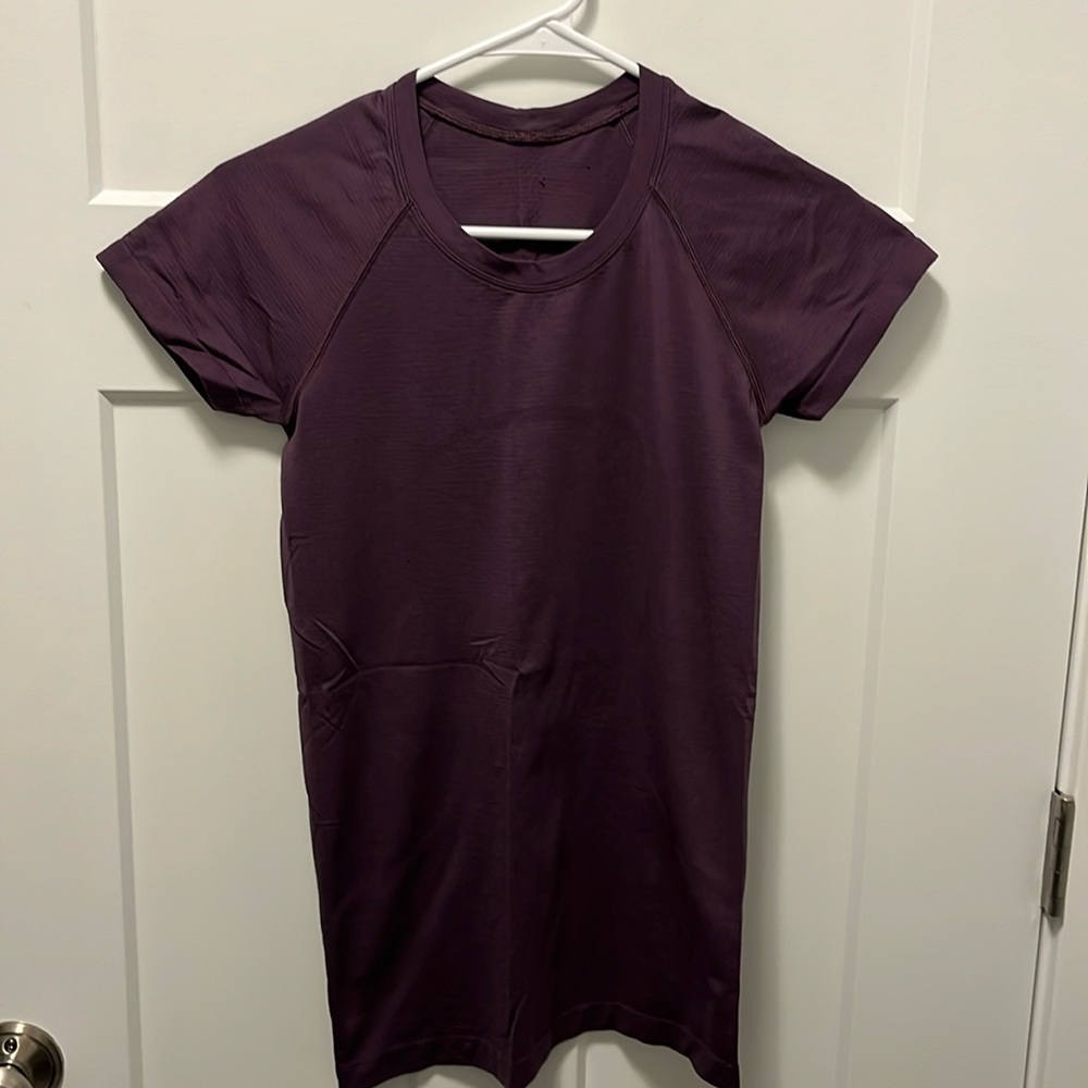 Lululemon breathable nylon tee. Plum colored. Sz 6.